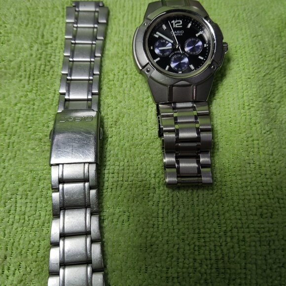 4 watches 3 Casios and A Forsinig automatic - Picture 4 of 16